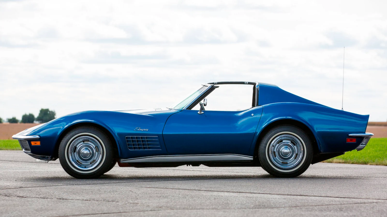 Corvette Generations/C3/C3 1971 Side View Blue.webp